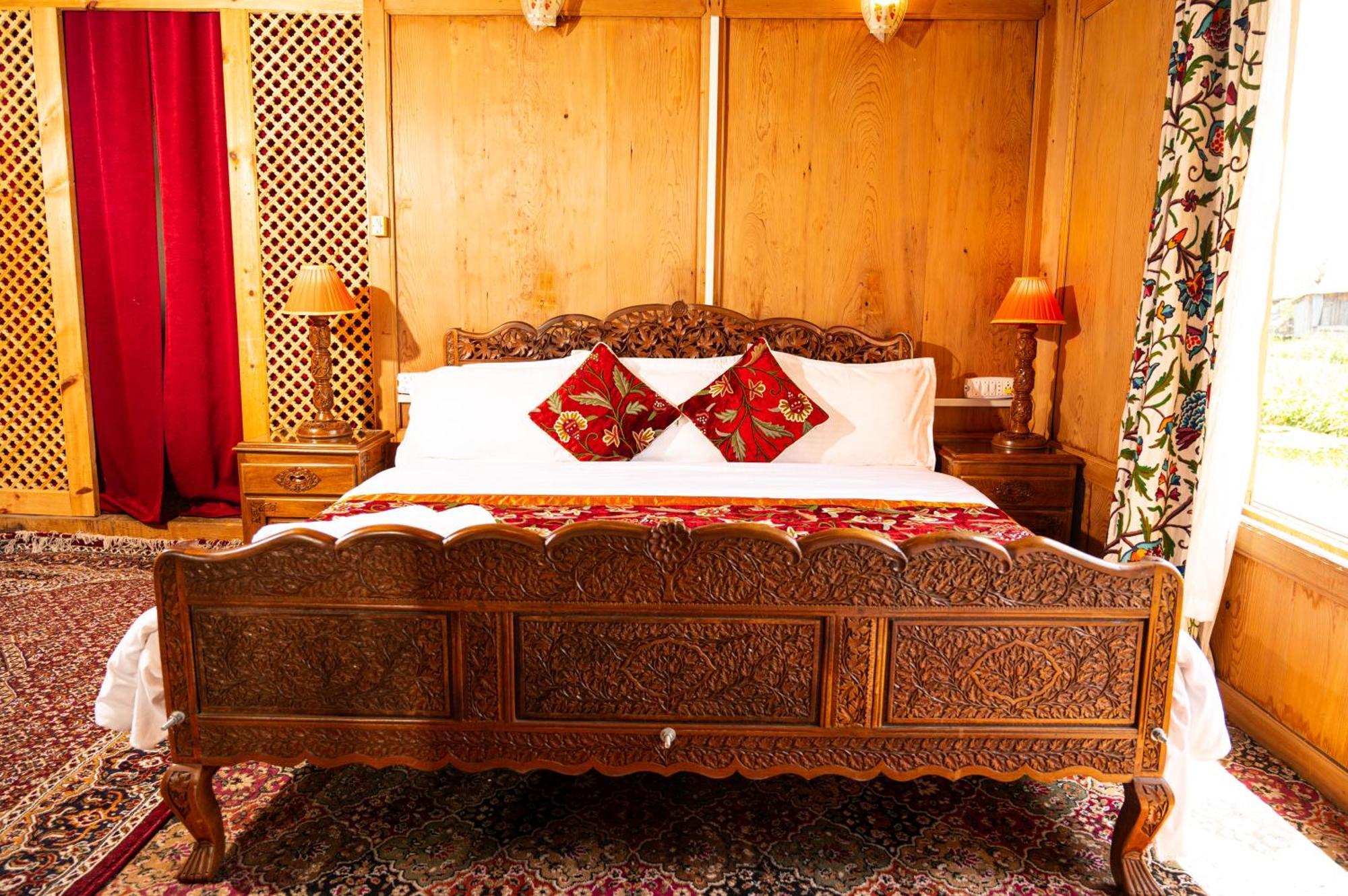 Отель Golden Flower Heritage Houseboat Nagin Bagh Экстерьер фото