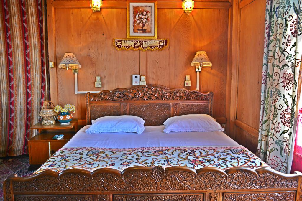 Отель Golden Flower Heritage Houseboat Nagin Bagh Экстерьер фото